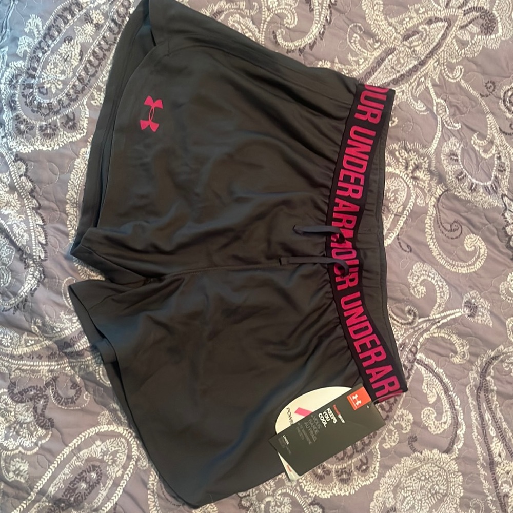 Underarmer power in pink shorts